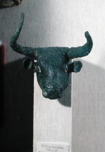 Tête de taureau, avec inscription sumérienne royale, monture pour un meuble ou une harpe, de Telloh (ancien Girsu) Période Dynastique Ancienne, c.2500-2400 av. J.-C. - Sumerian