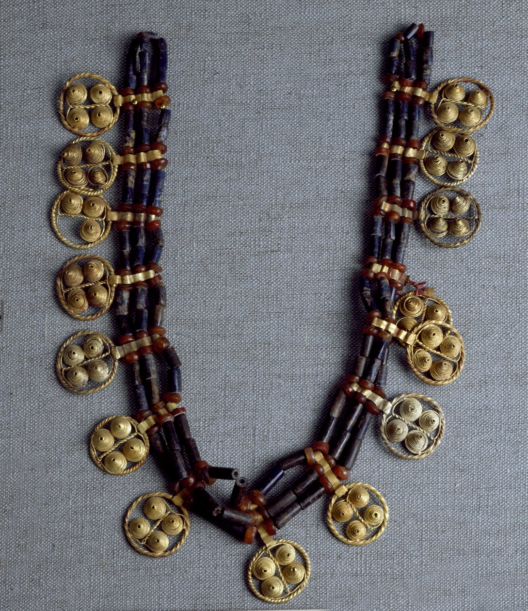 Art sumérien : collier avec pendentifs en or et perles de lapis-lazuli utilisé pour le mariage. Des tombes royales du site d