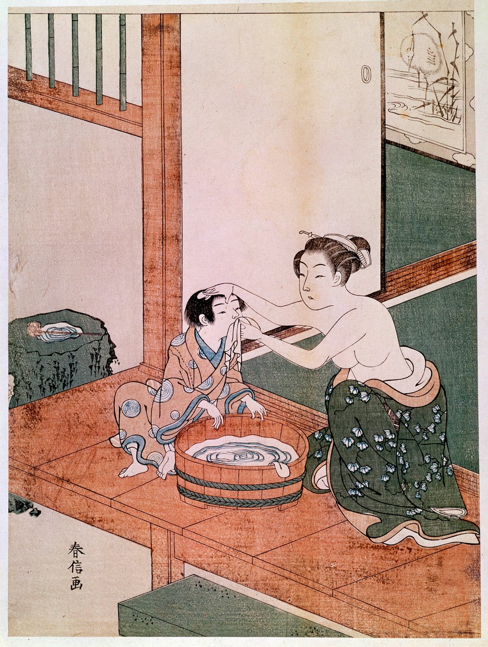 Une mère nue lavant son enfant au Japon près d