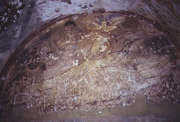 Fresque représentant un ange au-dessus de deux figures allongées sur le sol, de l