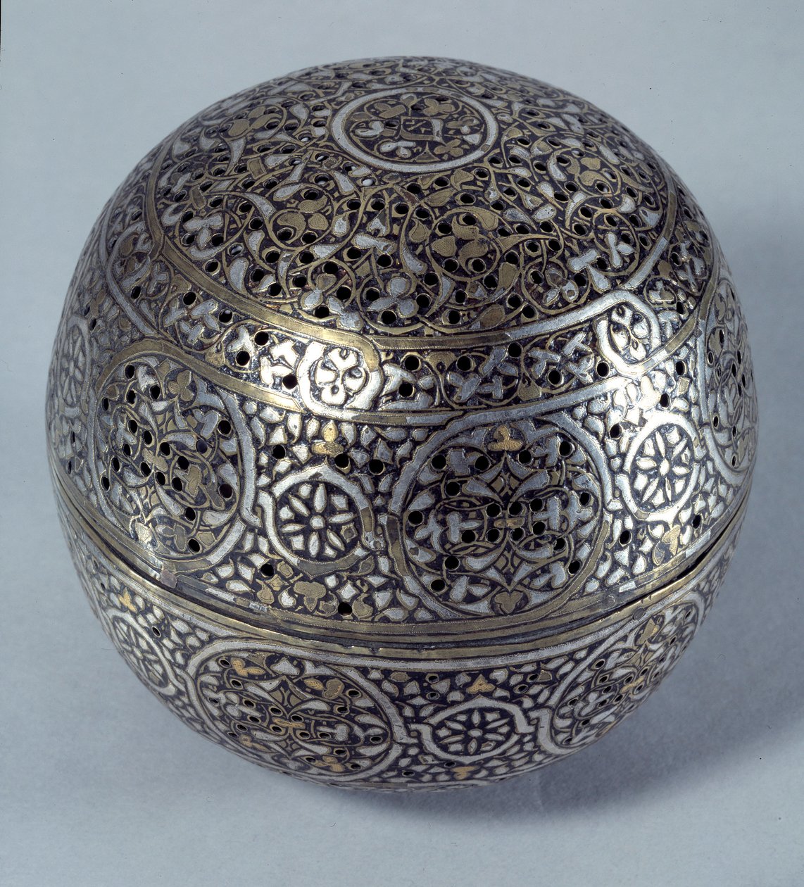 Art oriental : Brûle-parfum ou chaufferette de main de Syrie, fin 15ème, début 16ème siècle. Alliage de cuivre martelé avec décor gravé, percé, incrusté d