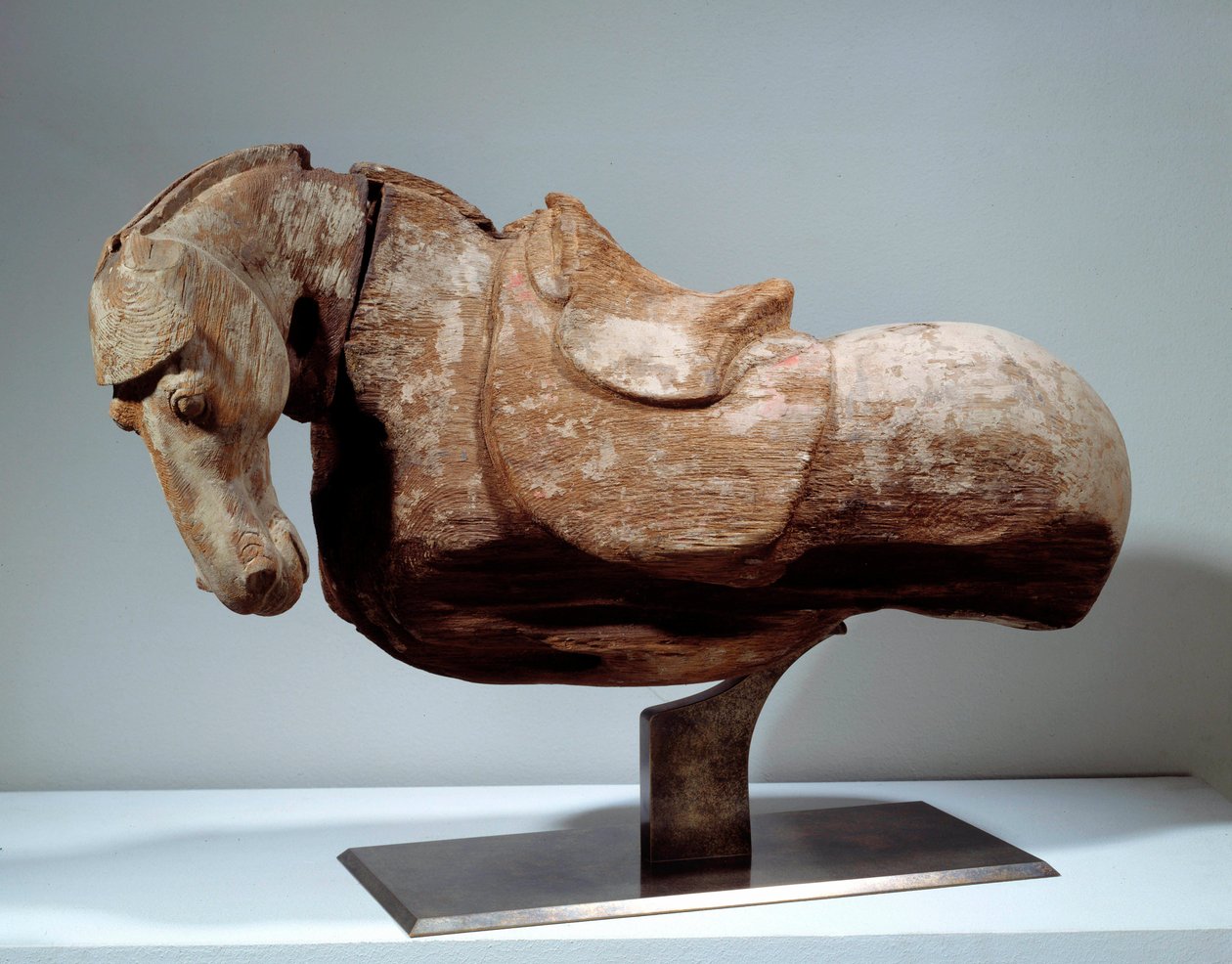 Art chinois : Cheval en bois. Sculpture de la période Tang (618 à 907). Paris, Musée Cernuschi - Tang Dynasty Chinese School