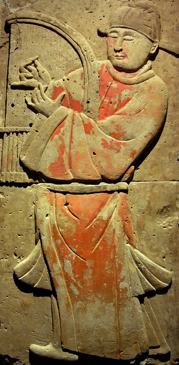 Stèle en terre cuite avec musicien, dynastie Tang (618-907), découverte dans la province de Shaanxi, Musée de la Forêt de Stèles à Xian. Photographie, Leonard de Selva, Chine, 2006. - Tang Dynasty Chinese School
