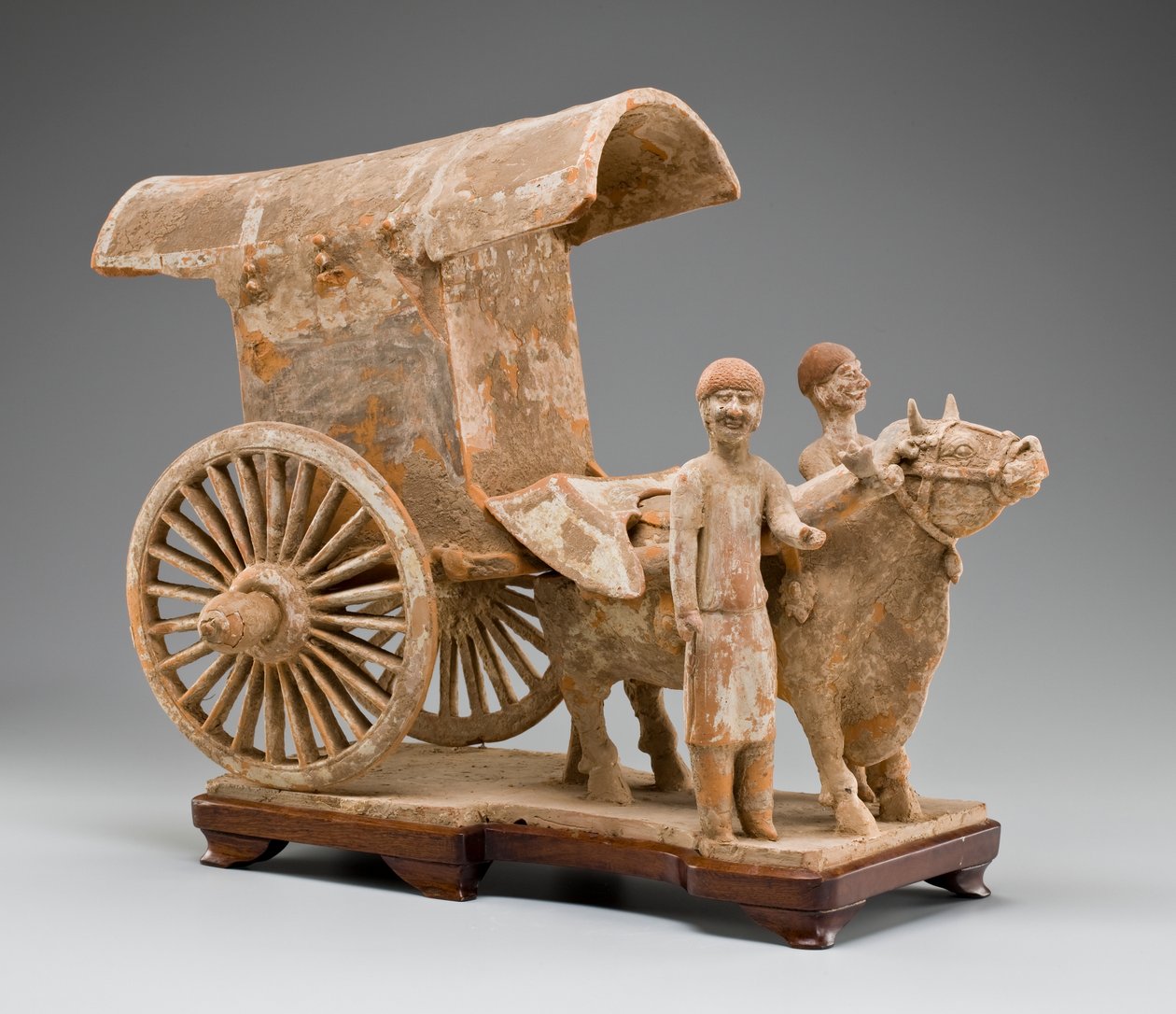 Charrette à deux roues avec bœuf et deux assistants debout - Tang Dynasty Chinese School