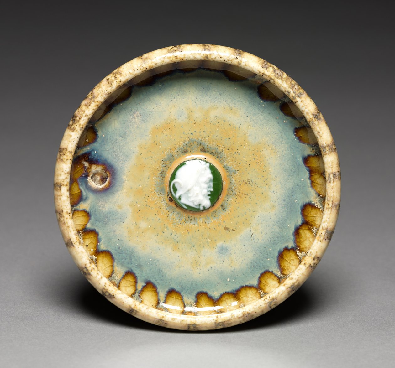 Plat avec camée blanc et vert, vers 1895 (grès et porcelaine) - Taxile Maximin Doat
