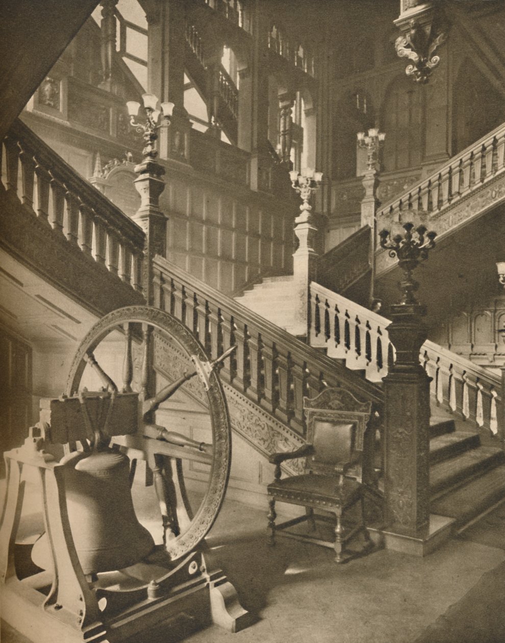 Magnifique escalier de Grocers Hall et la grande cloche flamande nommée Martin, vers 1935 - Taylor