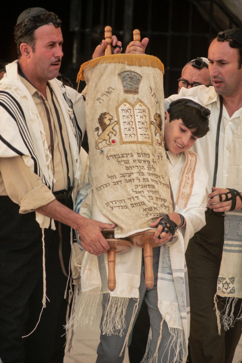 Garçon de Bar Mitzvah portant la Torah à la Bar Mitzvah - Ted Spiegel