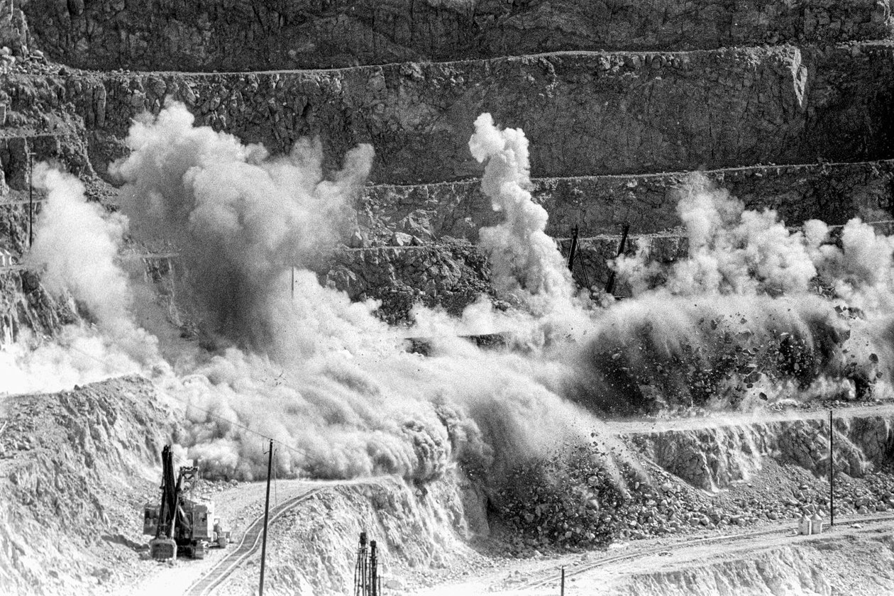 Explosion à la dynamite dans la mine de cuivre à ciel ouvert de Morenci pour la fonderie Phelps Dodge - Ted Spiegel