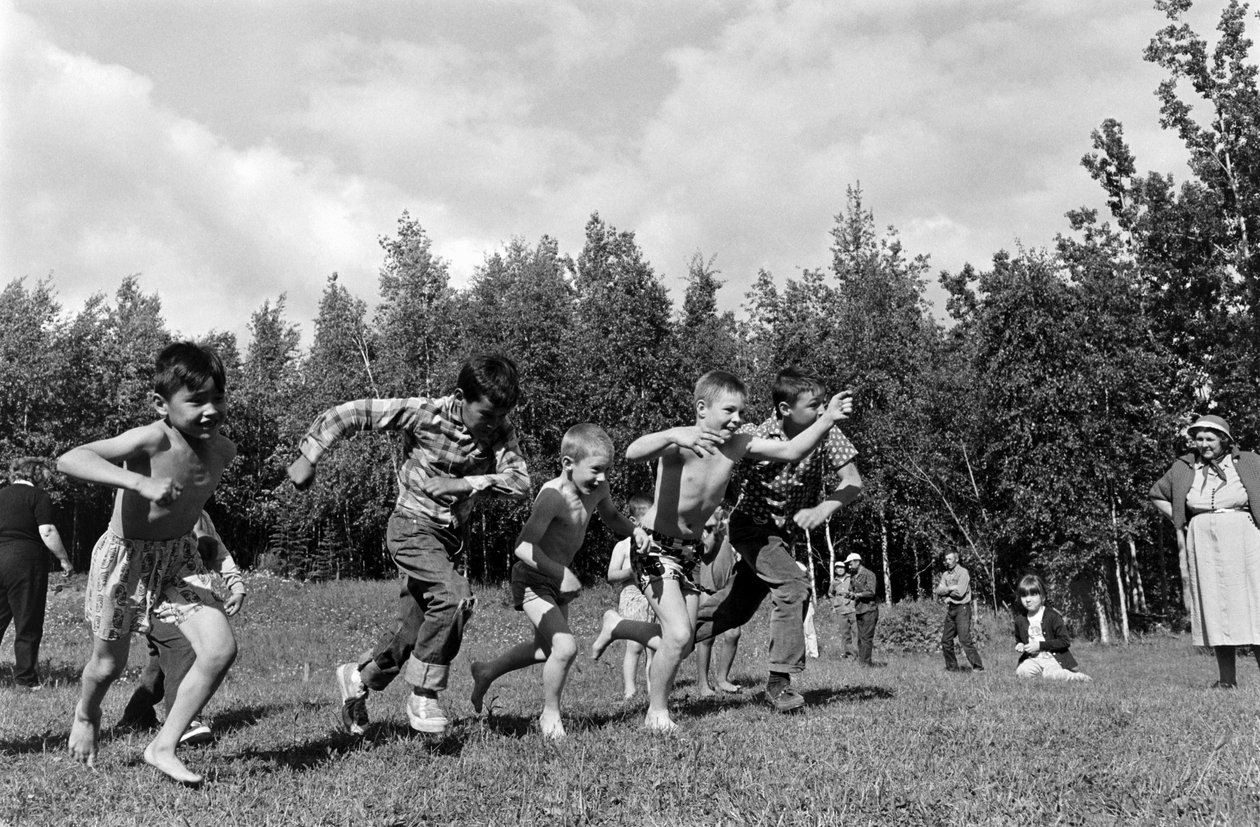 Garçons dans une course à pied pendant un pique-nique près de la rivière Matanuska à Palmer, Alaska - Ted Spiegel
