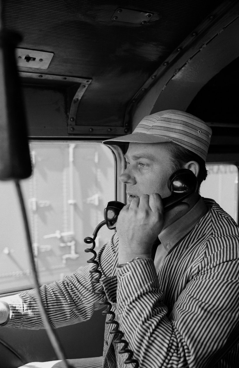 Charles Brockman, ingénieur du Great Northern Railroad, parlant au téléphone radio depuis la locomotive - Ted Spiegel