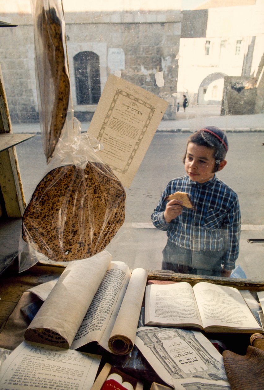 Garçon juif conservateur mangeant un gâteau regarde dans une librairie religieuse - Ted Spiegel