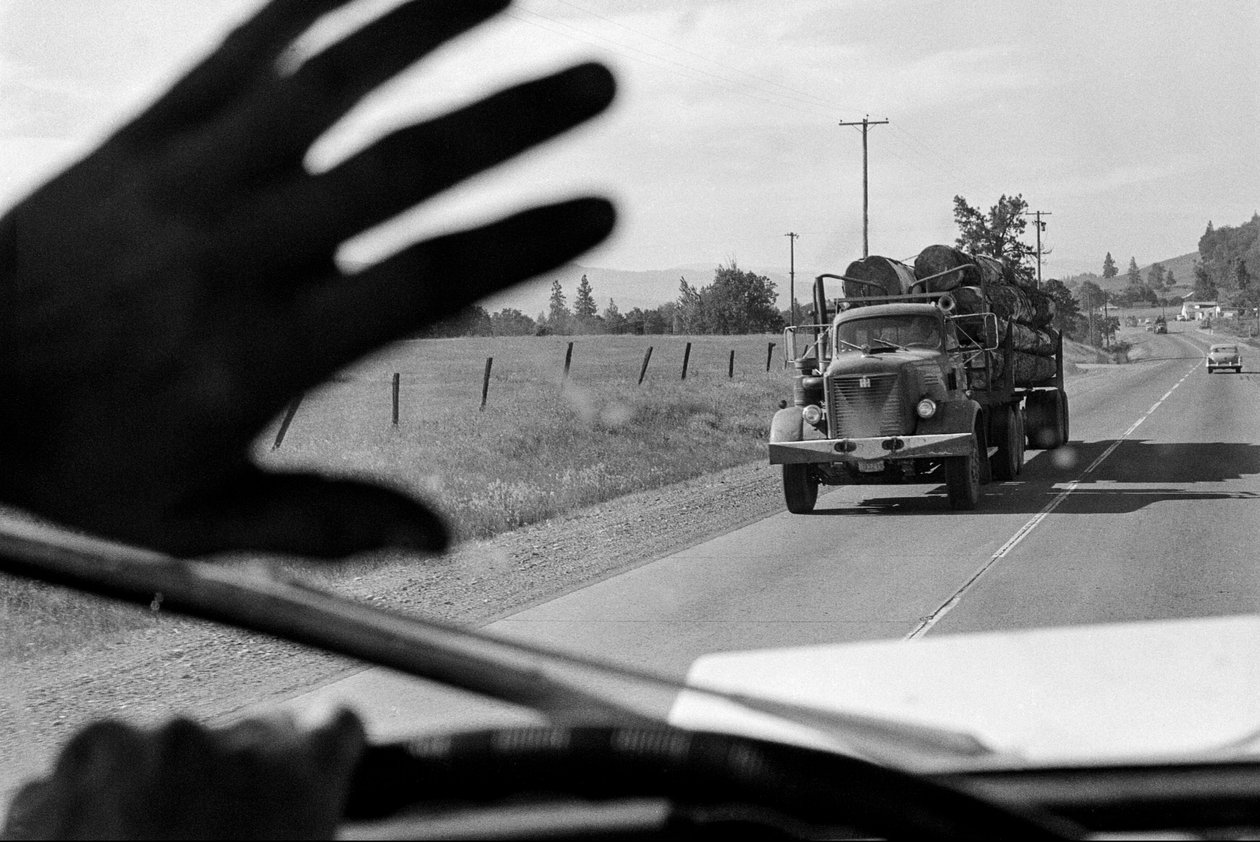 Conducteur dans un camion de transport de bois saluant un autre camion de transport de bois - Ted Spiegel