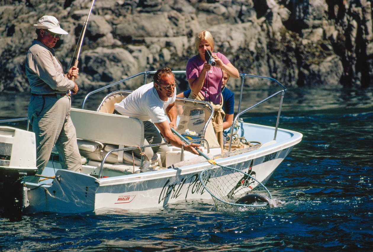Film enregistrant sa prise, un pêcheur remonte un saumon à Bute Inlet - Ted Spiegel