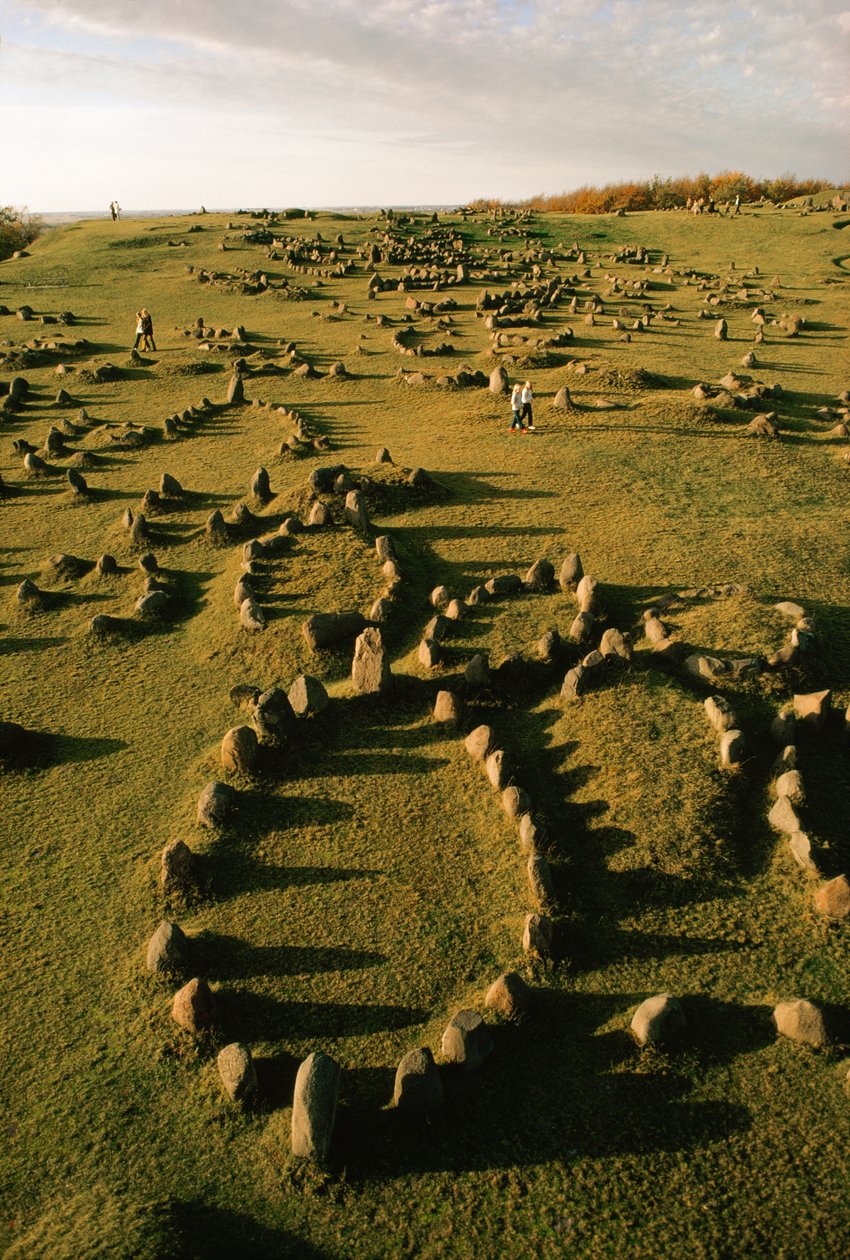 Marqueurs en forme de coque de navire posés par les Vikings sur un ancien cimetière au Danemark. - Ted Spiegel