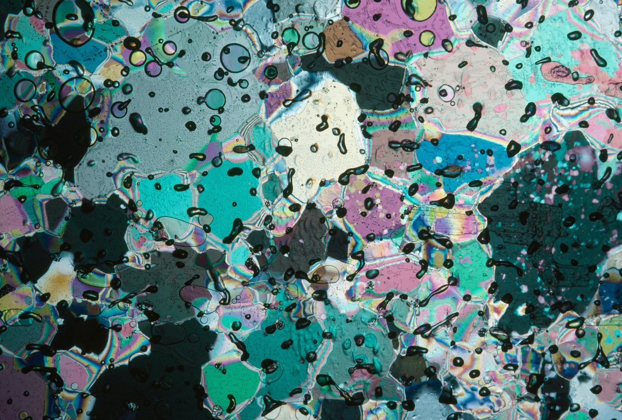 Cristaux de glace dans un noyau reflétant des couleurs sous différents angles - Ted Spiegel