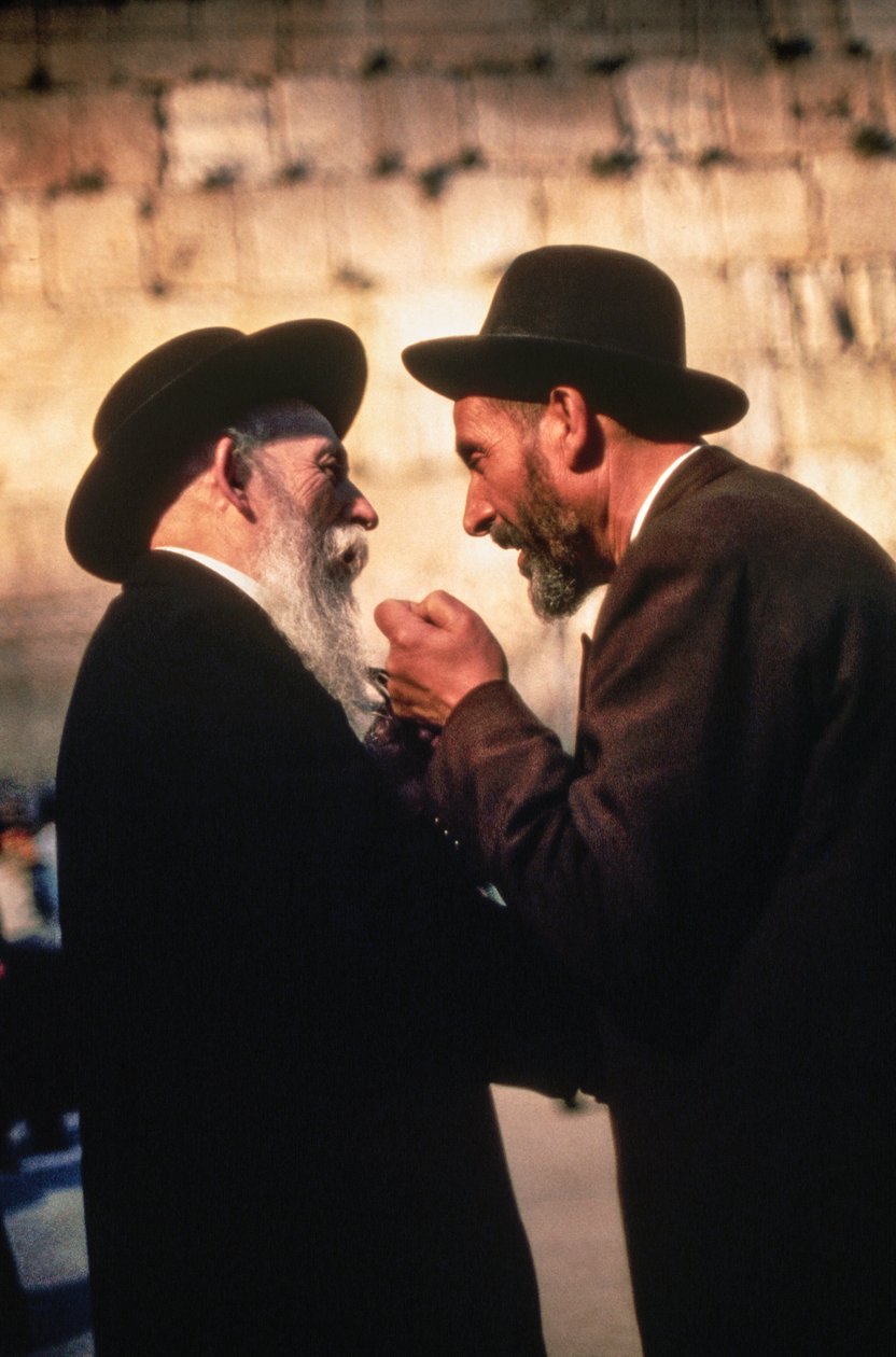 Hommes juifs orthodoxes hassidiques discutant des points de loi au Mur occidental - Ted Spiegel