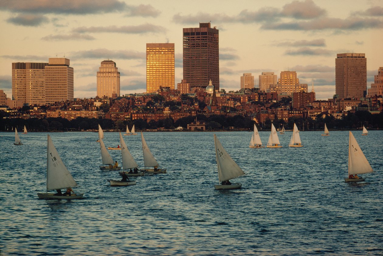 Voiliers au coucher du soleil dans le bassin de la rivière Charles, sous Beacon Hill - Ted Spiegel