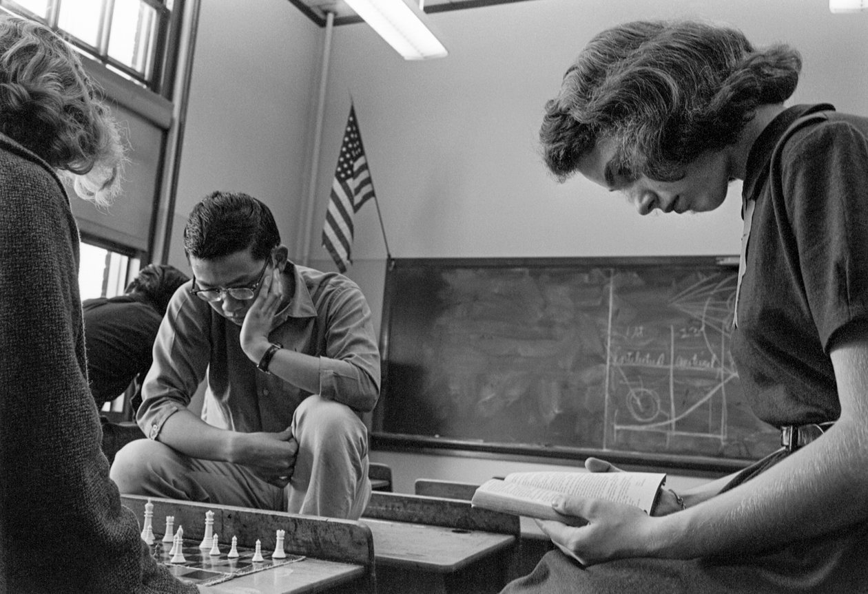Élèves jouant aux échecs et lisant au lycée James A. Garfield, une école publique urbaine - Ted Spiegel