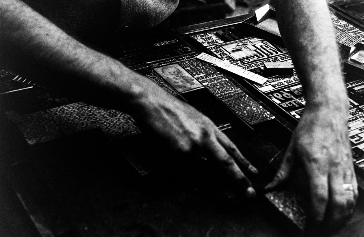 Un typographe compose du texte froid à partir d