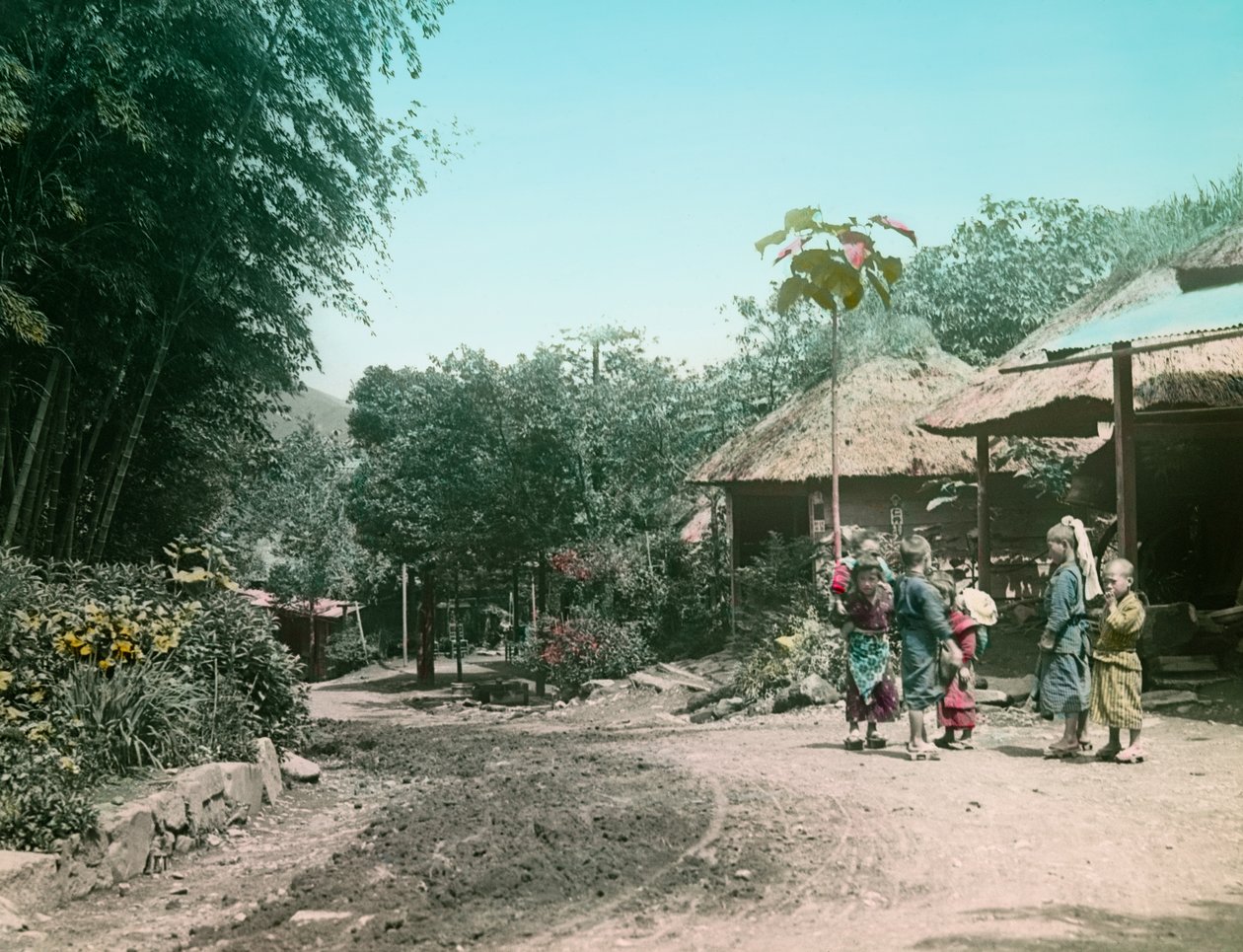 Enfants jouant dans la rue sur la route de Miyanoshita v. 1900 - 1915 (photographie) - Teijiro Takagi
