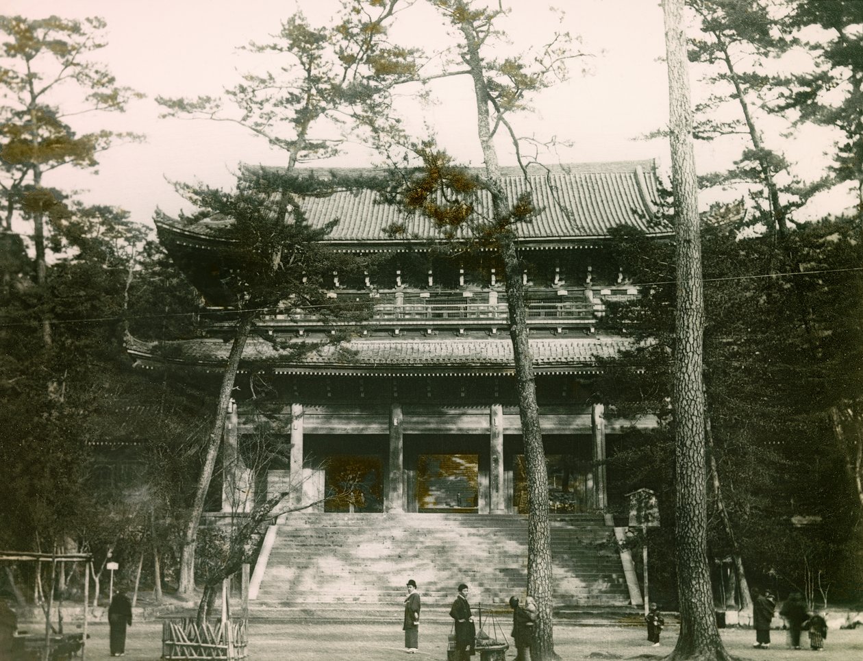 Porte du temple bouddhiste Chion-in, district de Higashiyama, Kyoto, vers 1900 - 1915 (photographie) - Teijiro Takagi