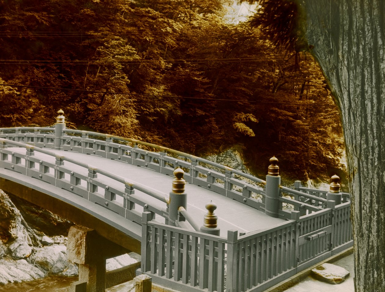 Le Shinkyo (pont sacré) dans la ville de Nikko, vers 1900 - 1915 (photographie) - Teijiro Takagi