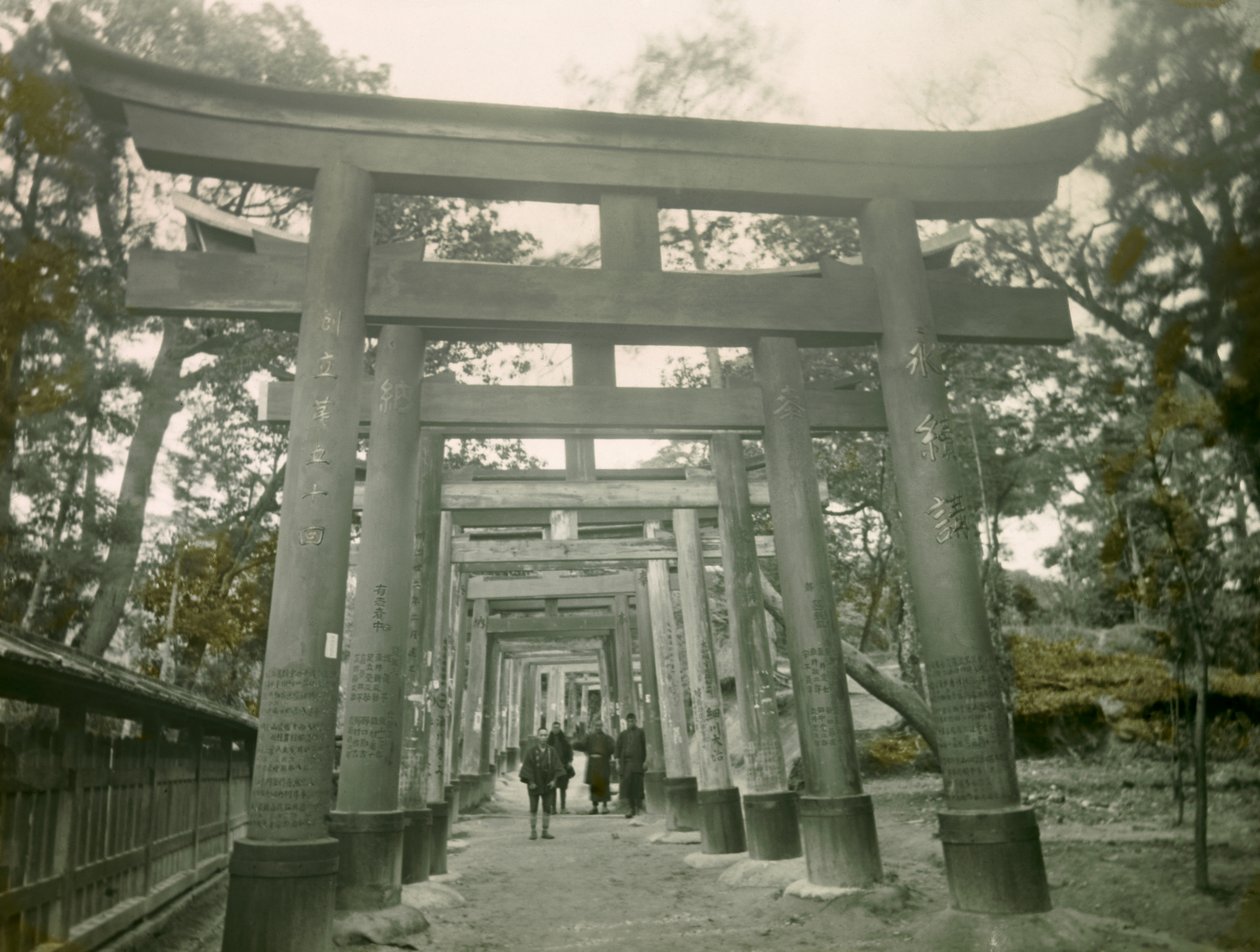 Torii dans le sanctuaire Inari de Kyoto, vers 1900 - 1915 (photographie) - Teijiro Takagi
