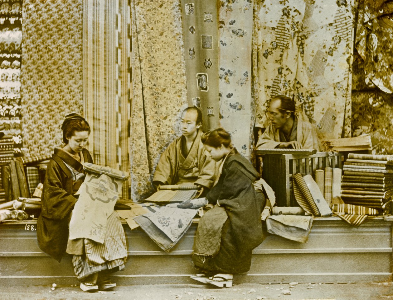 vendeur de soie au japon, vers 1900 - 1915 (photographie) - Teijiro Takagi