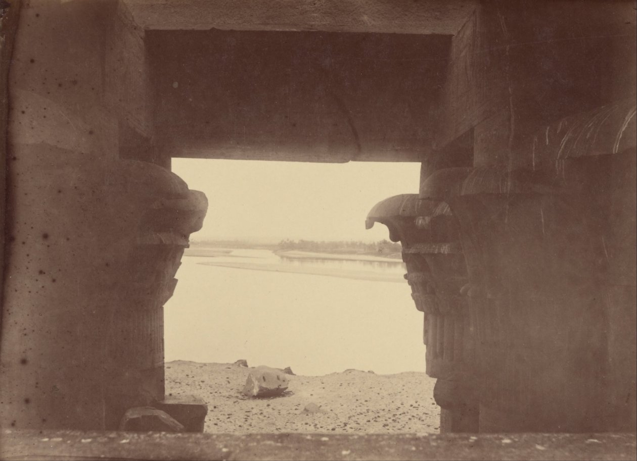 Vue du Nil à travers les piliers du temple d