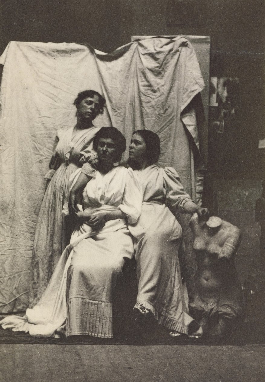 Cousins Cook en costume classique dans le studio de Chesnut Street d