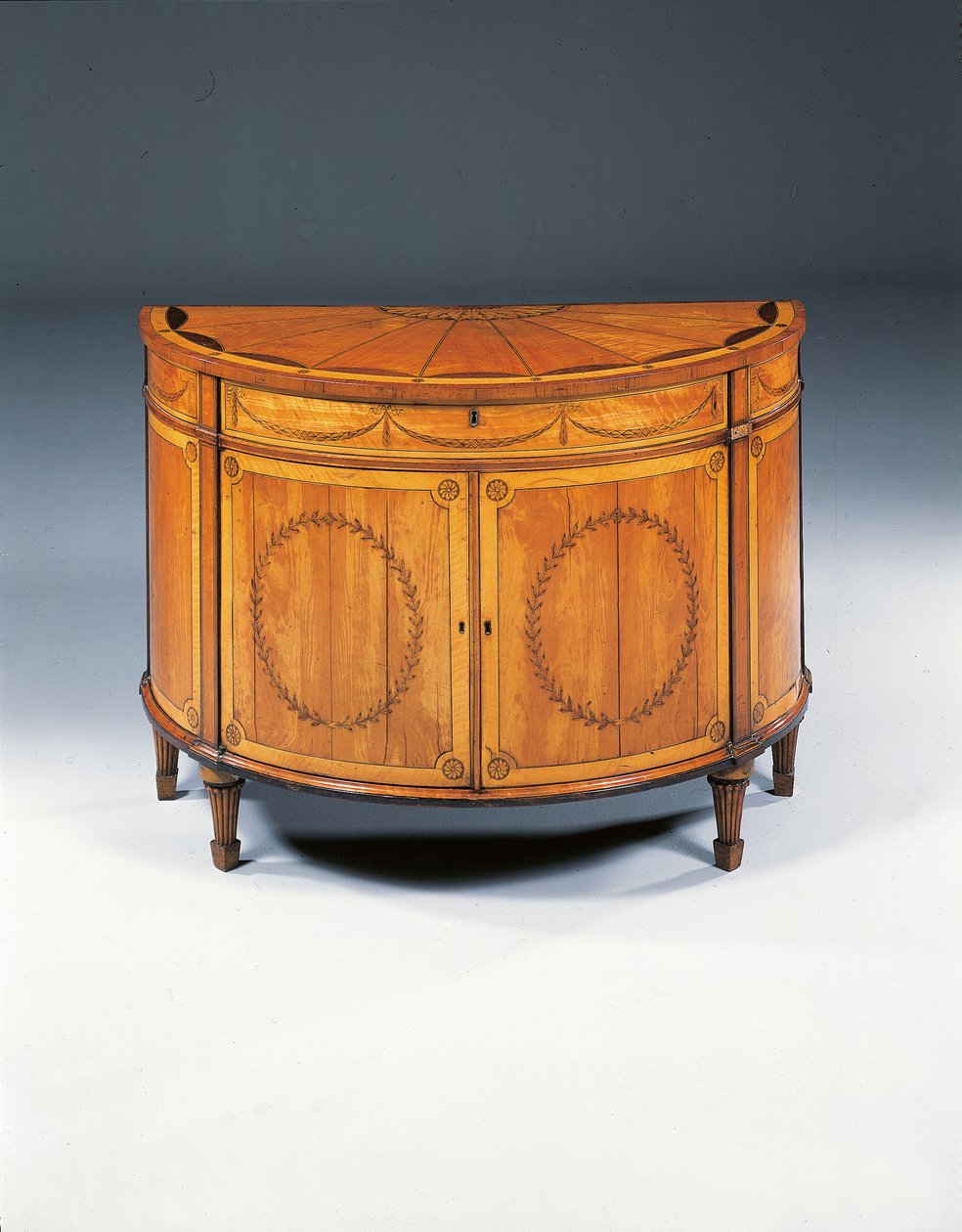 Commode demi-lune en marqueterie George III, vers 1760-79 - Thomas (attr.to) Chippendale