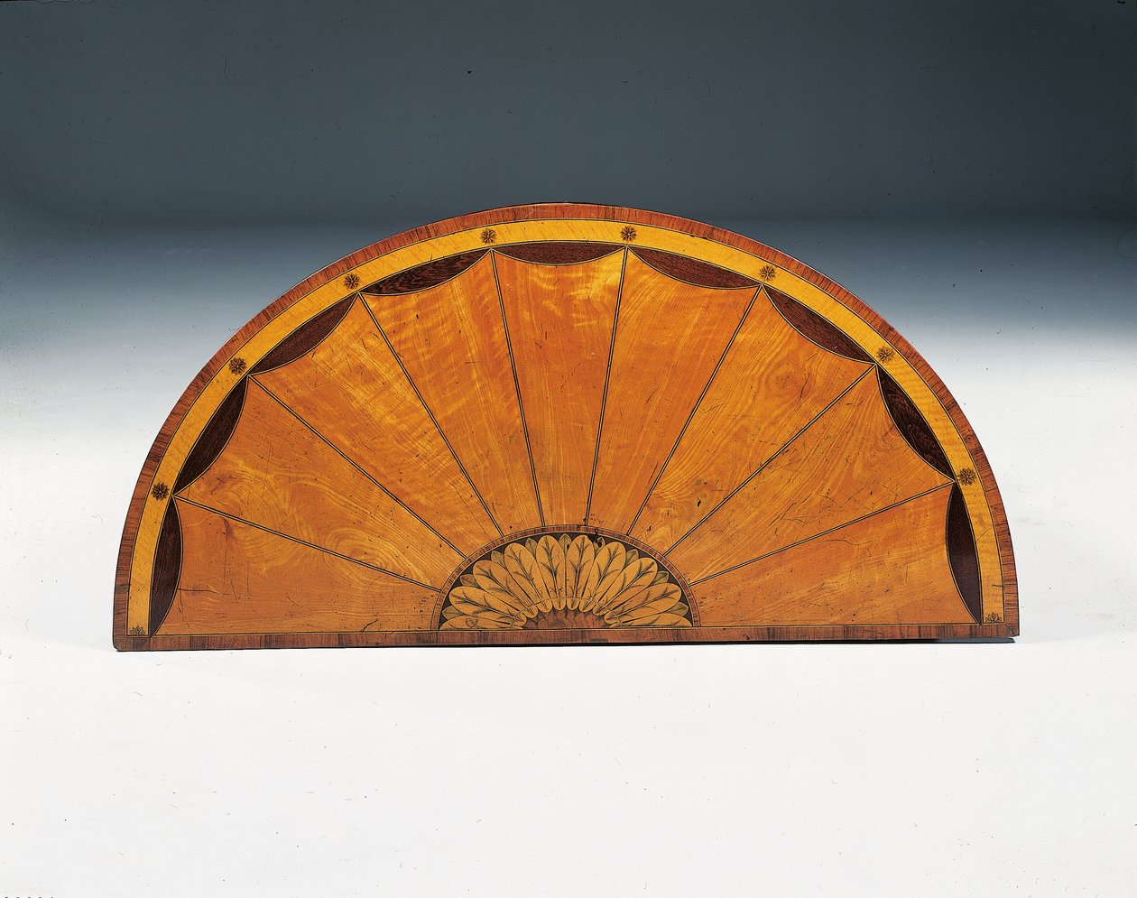 Commode demi-lune en marqueterie George III, vers 1760-79 - Thomas (attr.to) Chippendale
