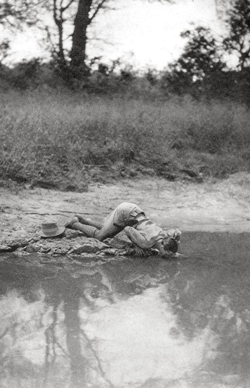 Errol Hinds buvant, de Mongalla à Terrakekka, Soudan, 1925-1927 - Thomas A. Glover