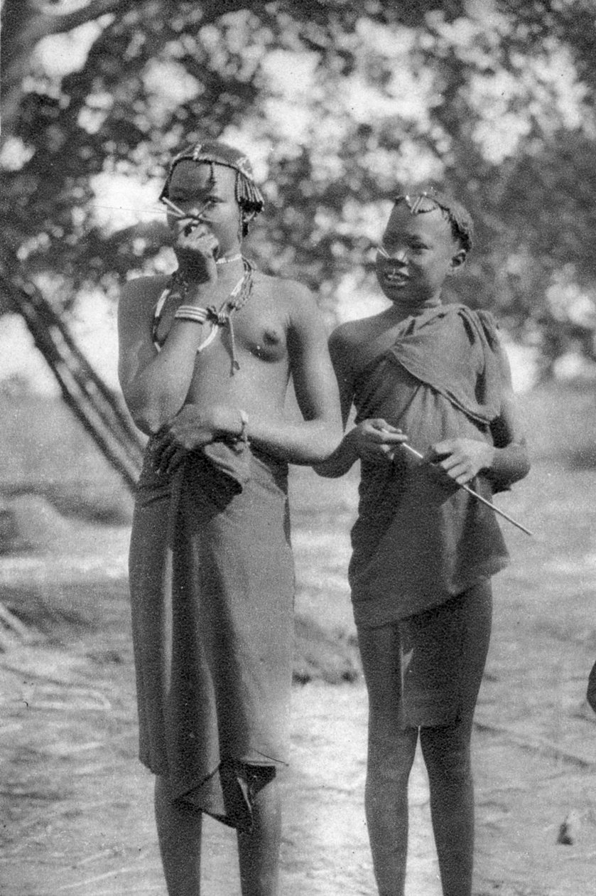Jeunes filles avec des bâtons dans le nez et les lèvres, Terrakekka à Aweil, Soudan, 1925-1927 - Thomas A. Glover