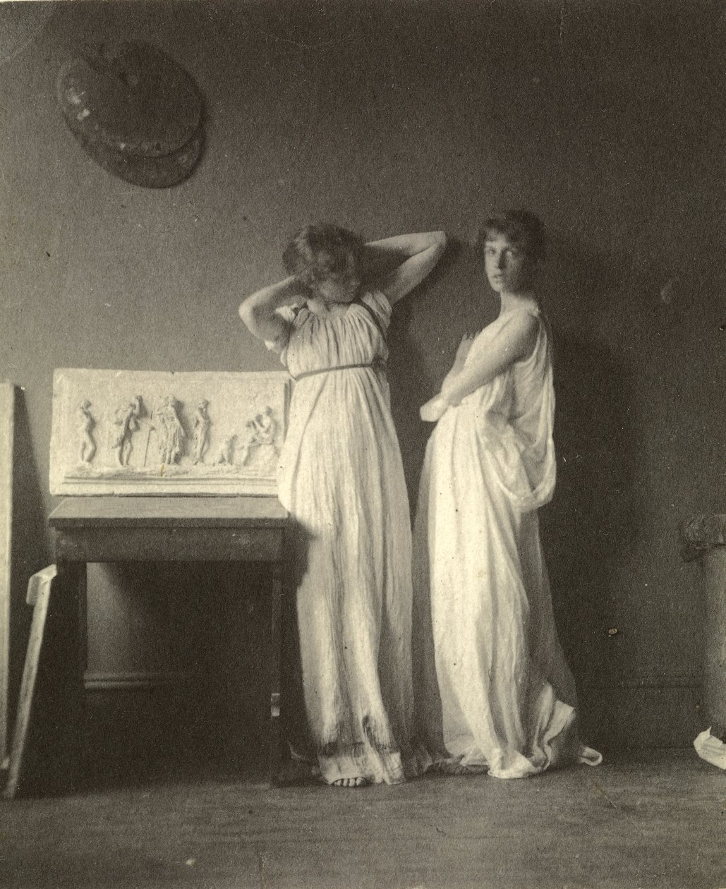Deux modèles féminins en costume classique avec la sculpture 