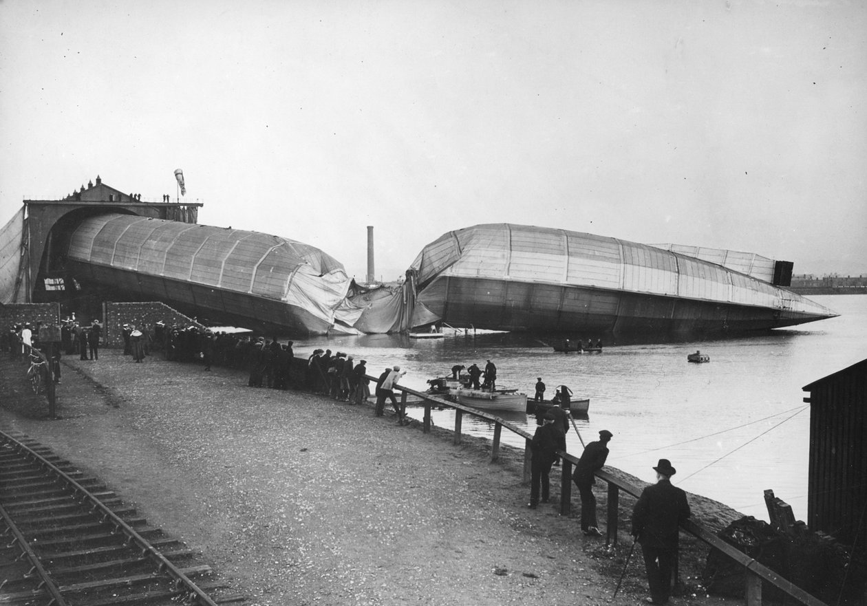 Naufrage du plus grand dirigeable de la Grande-Bretagne, Le Mayfly, à Barrow, 1911 - Thomas E. and Horace Grant Grant