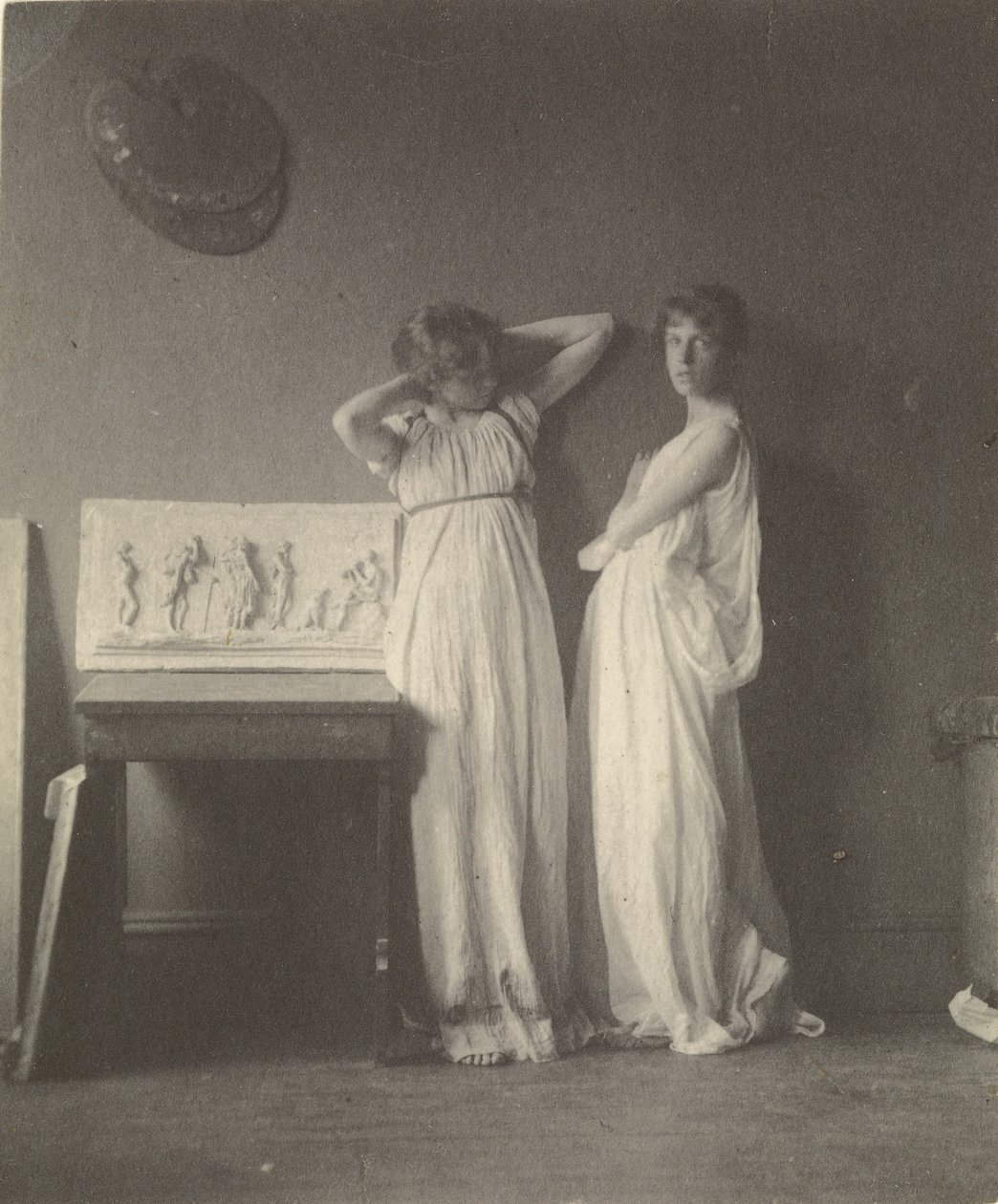 [Deux modèles féminins en costume classique avec la sculpture "Arcadia" d