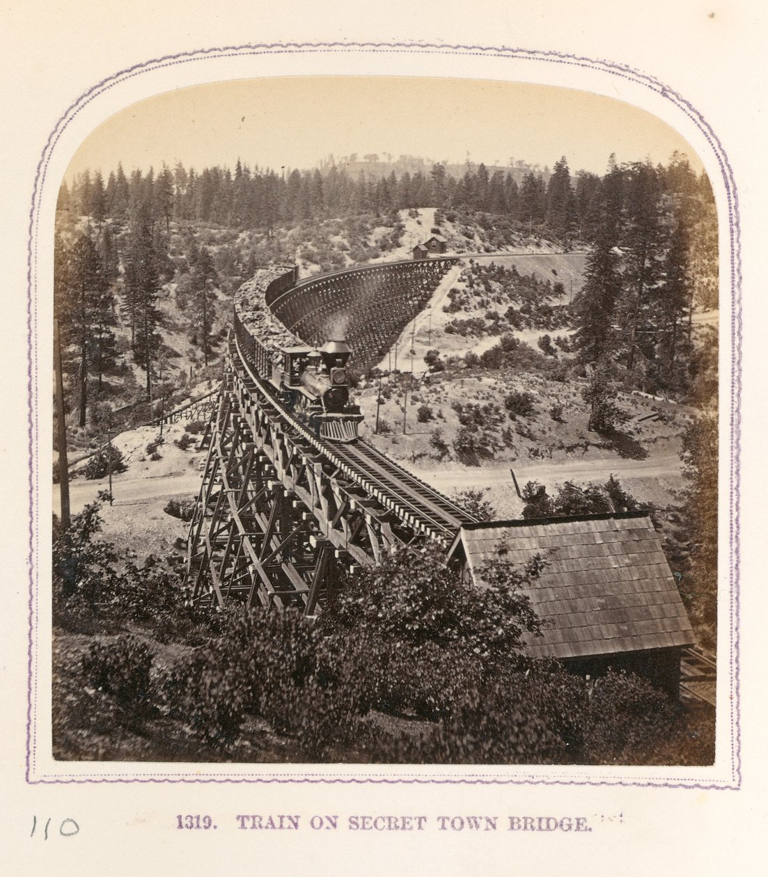 Train sur le pont de Secret Town - Thomas Houseworth