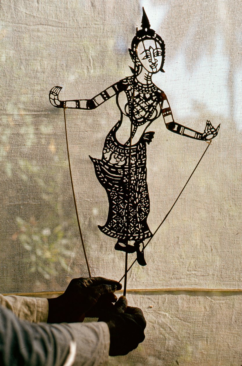 Marionnettiste manipulant une marionnette d