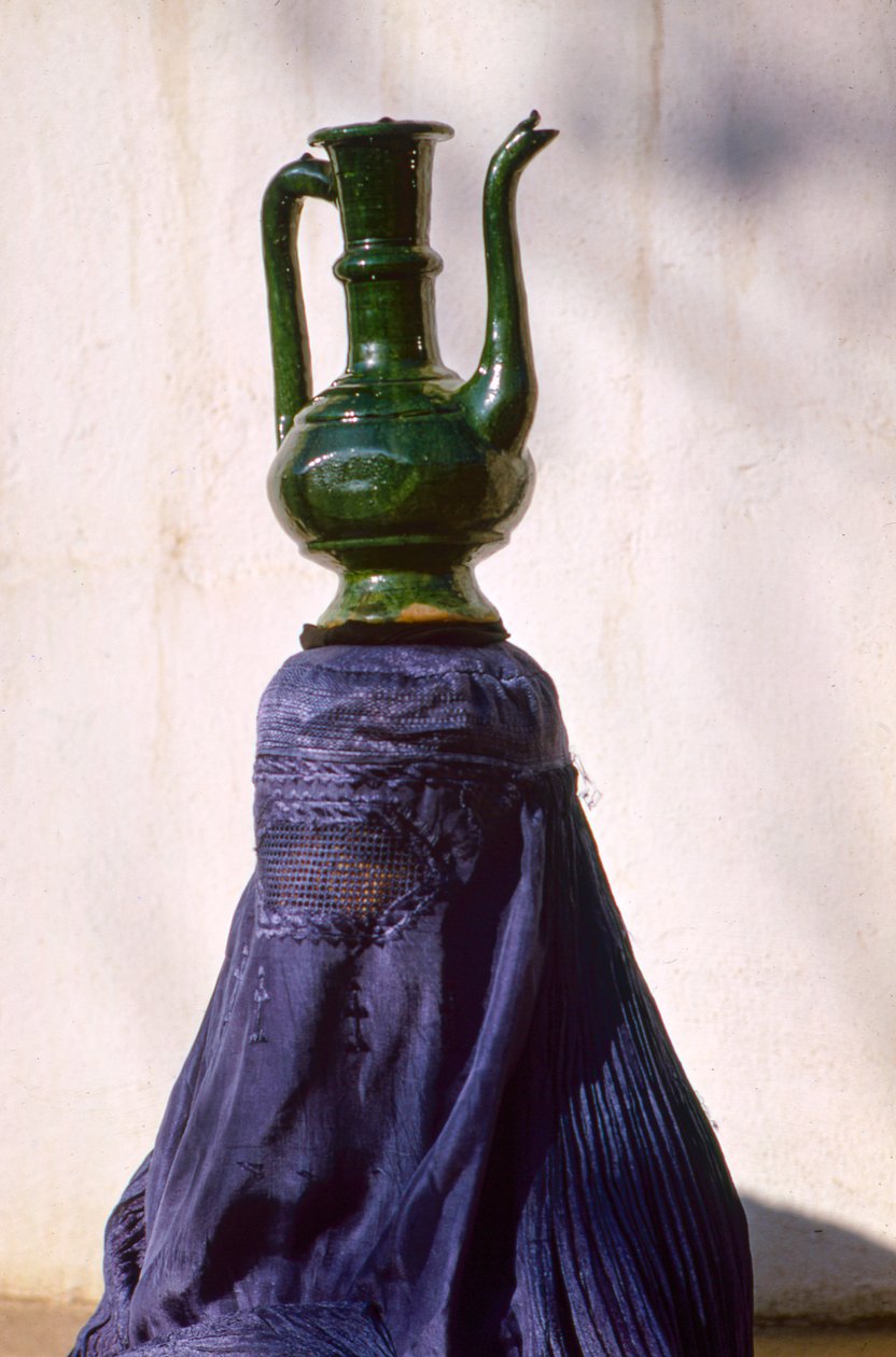 Femme à Kaboul isolée de la vue par un chadri en soie alias chador portant une cruche - Thomas J. Abercrombie