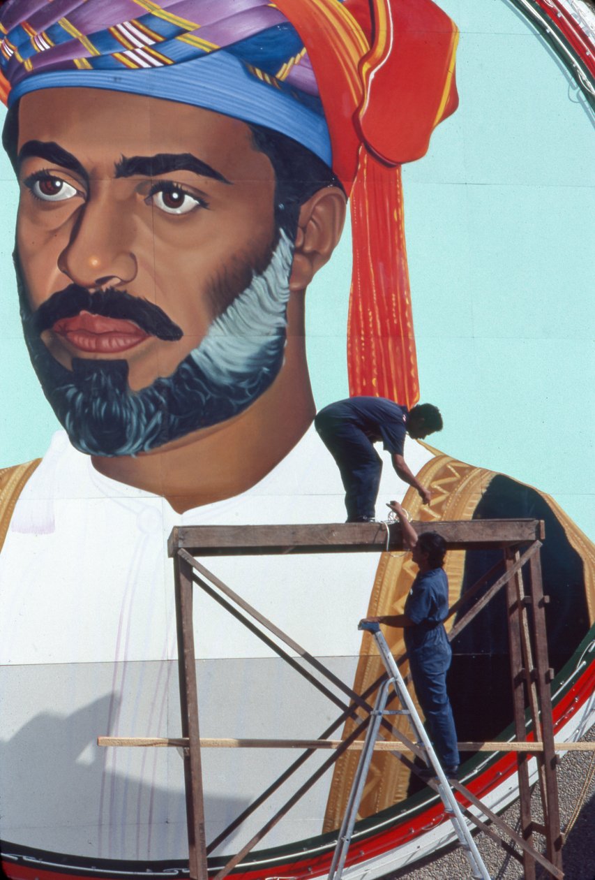 Des ouvriers entretiennent une fresque géante de Qaboos bin Said Al Said, Sultan d