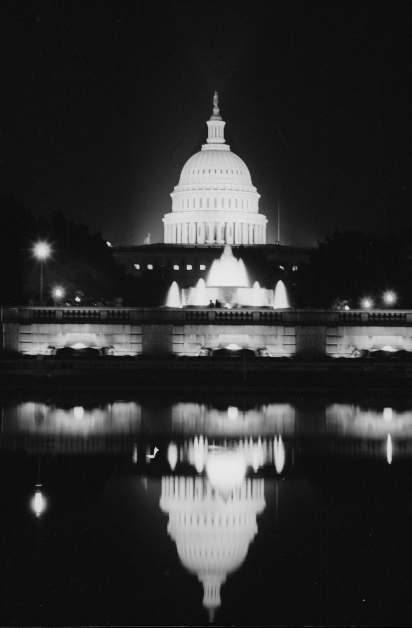 Façade ouest du Capitole des États-Unis reflétée dans le bassin de réflexion la nuit - Thomas J. O
