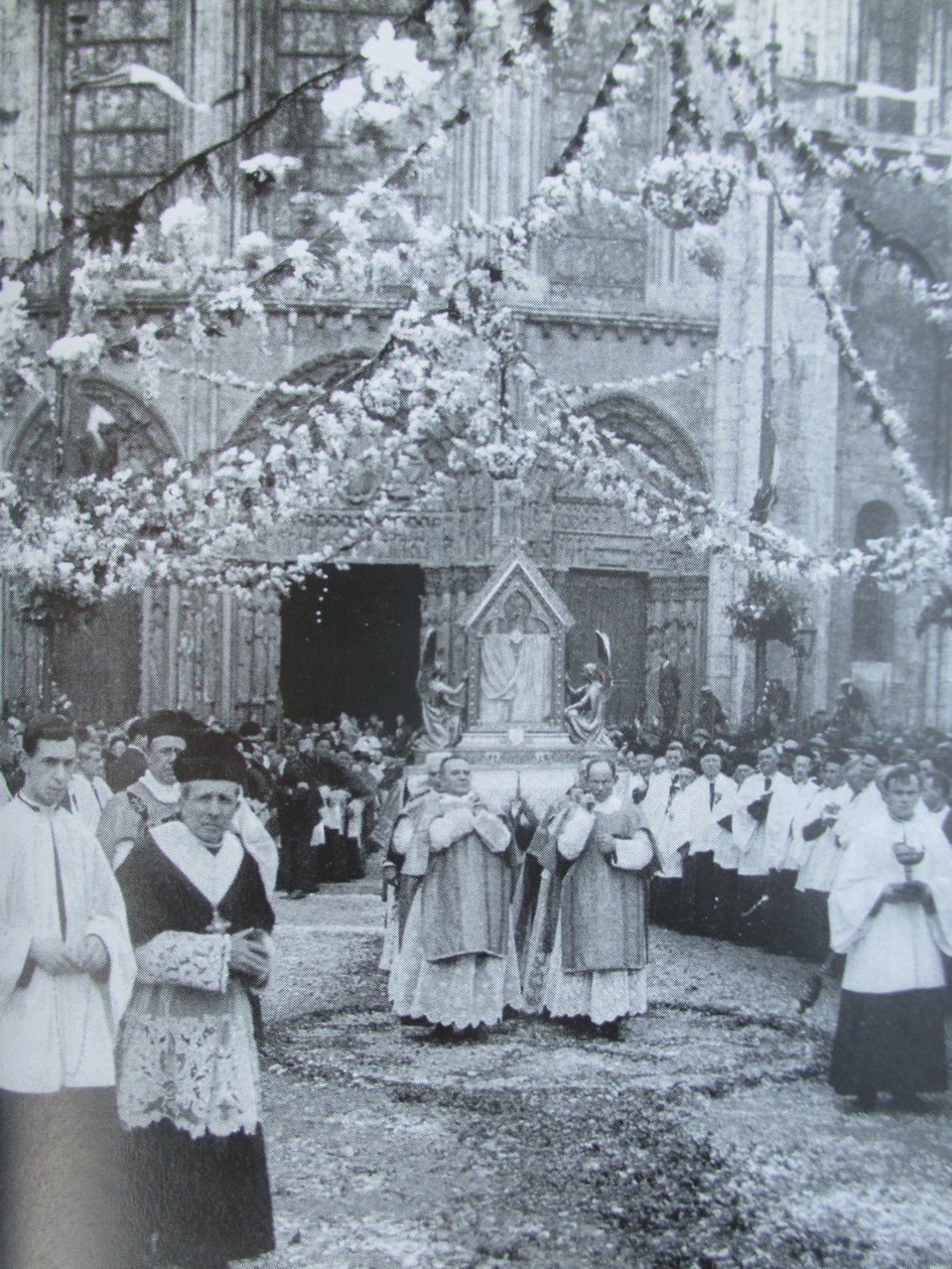 Procession du Voile de la Vierge devant le portail royal de la cathédrale Notre-Dame de Chartres - Thomon