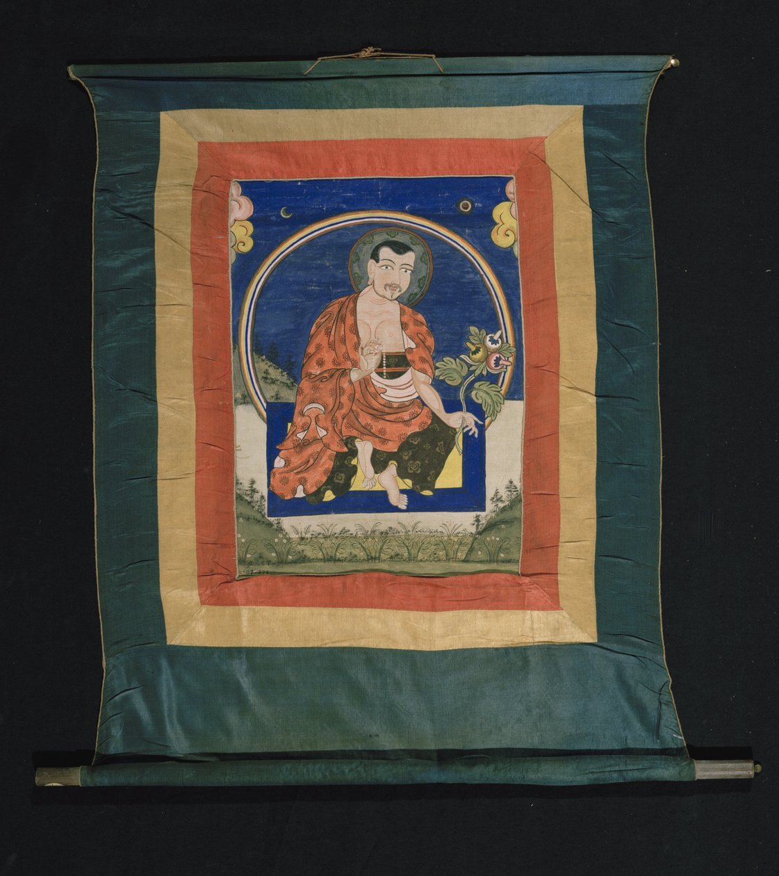 Peinture thangka représentant un Arhat en robe de moine tenant des perles de prière mala dans sa main droite et la tige d