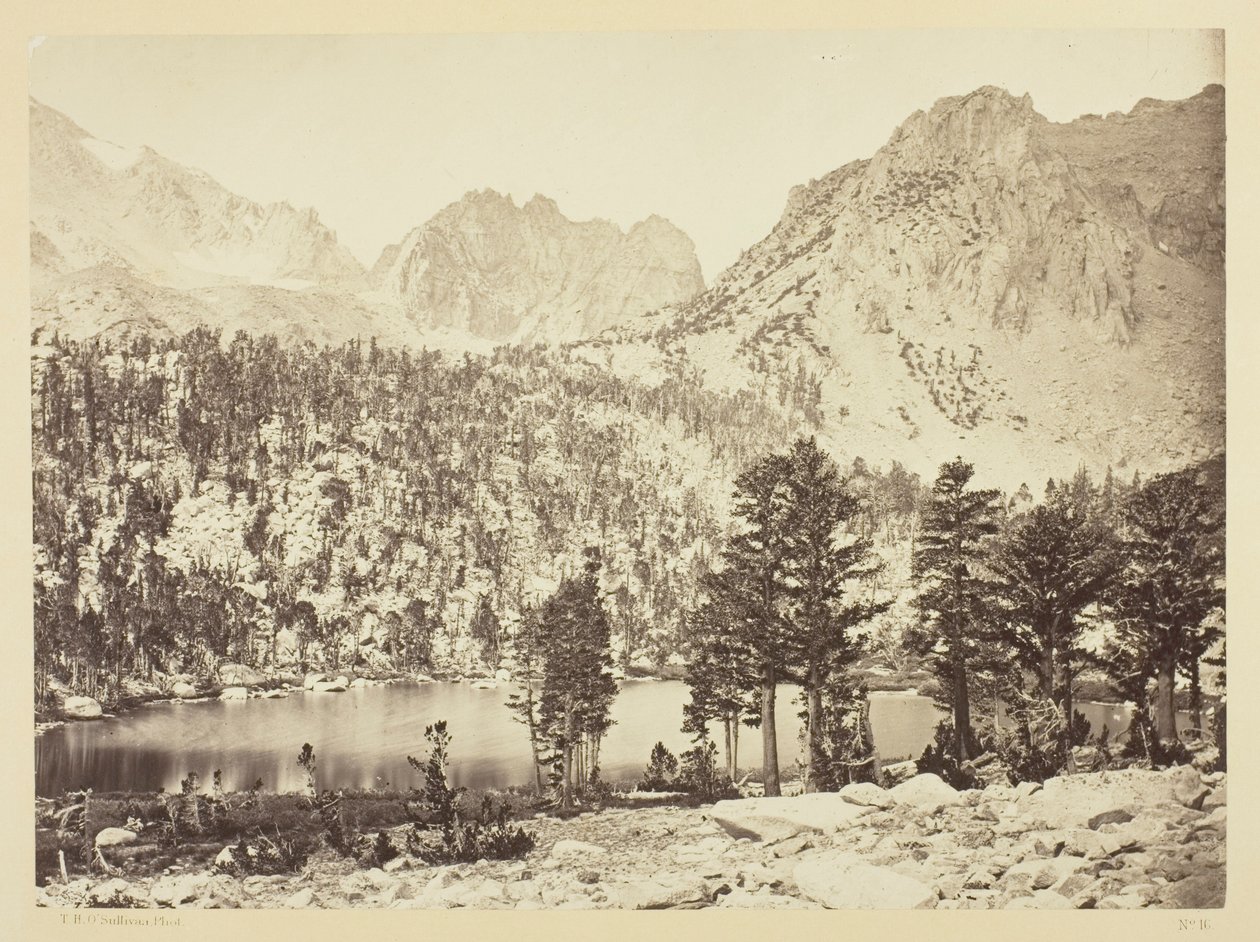 Lac alpin dans la Sierra Nevada, Californie - Timothy O