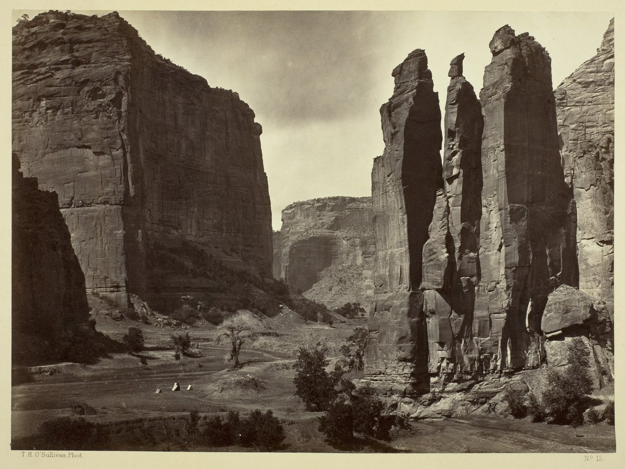 Cañon de Chelle, murs du Grand Cañon, environ 1200 pieds de hauteur, 1873 - Timothy OSullivan