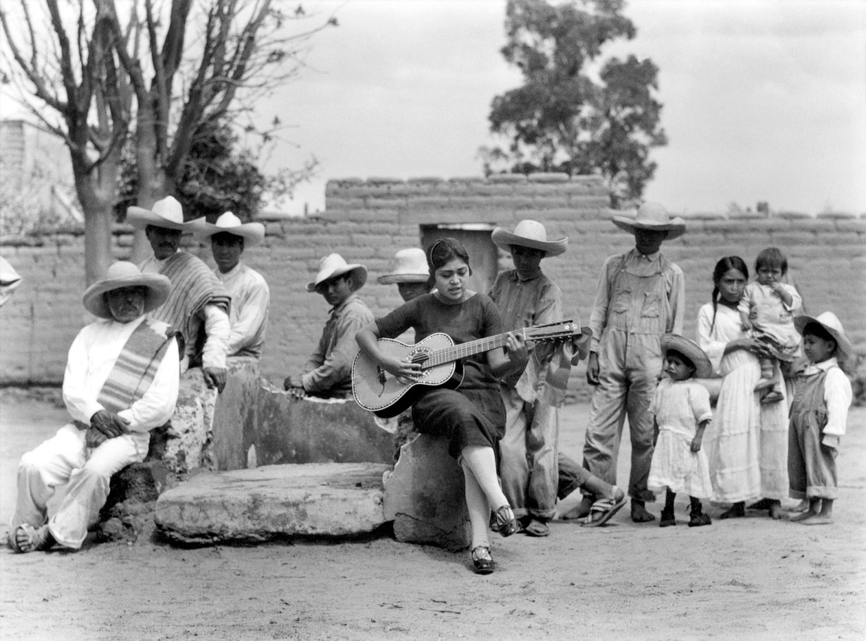 Concha Michel avec des Campesinos, Mexique, vers 1927 - Tina Modotti