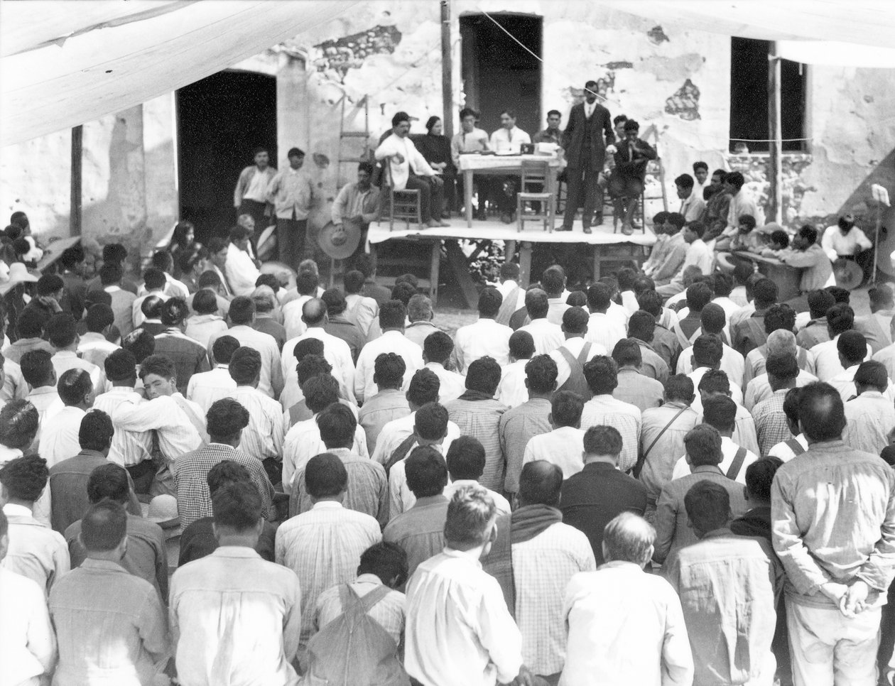 Réunion des Campesinos : À la table Xavier Guerrero et Julio Antonio Mella, Jalapa, Mexique, 1927 - Tina Modotti