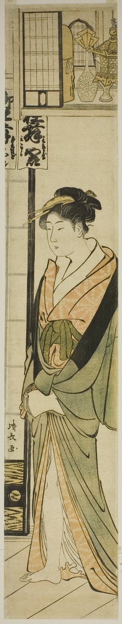 Courtisane debout sous une étagère pour talismans - Torii Kiyonaga