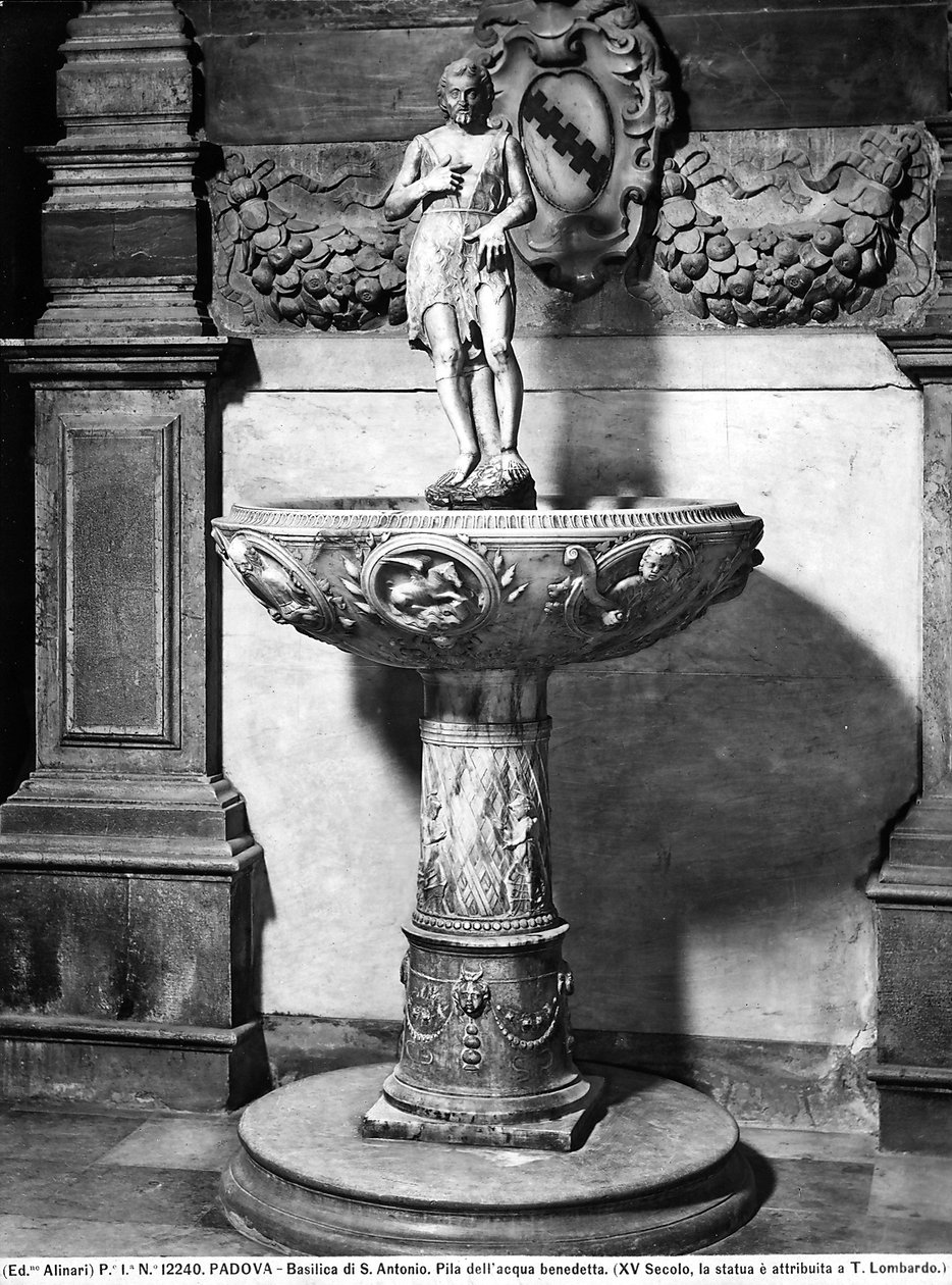 Bénitier surmonté d